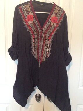 Andree By Unit, Floral Embroidered Tunic, Women 2X Black with Embroidered Roses